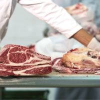 urazy-dloni-w-zakladach-przemyslu-miesnego-istock