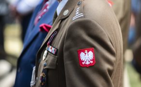 PRO_9-10_25_bezpieczenstwo_pracy_Karol_Skorek_POPRAWA_STANU_BHP_W_WOJSKU_iStock-1904637818